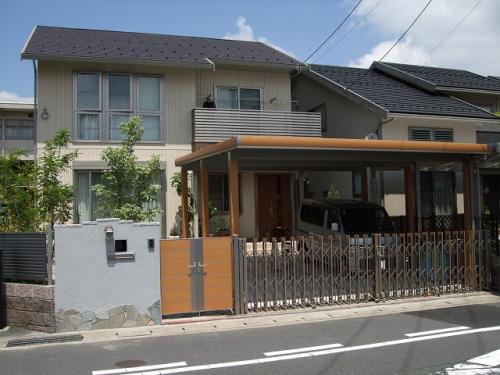 雪に強いカーポートと、シンボルツリーにトウカエデ